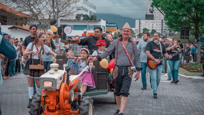 FESTA DO IMIGRANTE - DESFILE ALEGÓRICO - FOTO R2 IMAGENS (258)