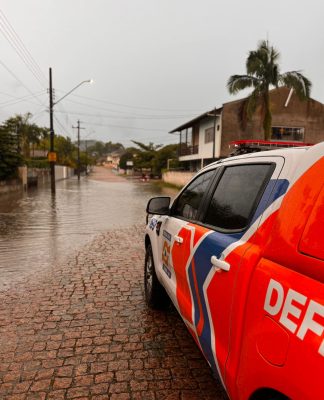 Defesa Civil monitora ruas afetadas pela chuva